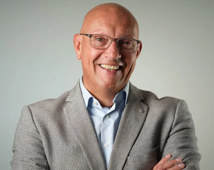 Portret van Remco Gemmeke in grijs colbert