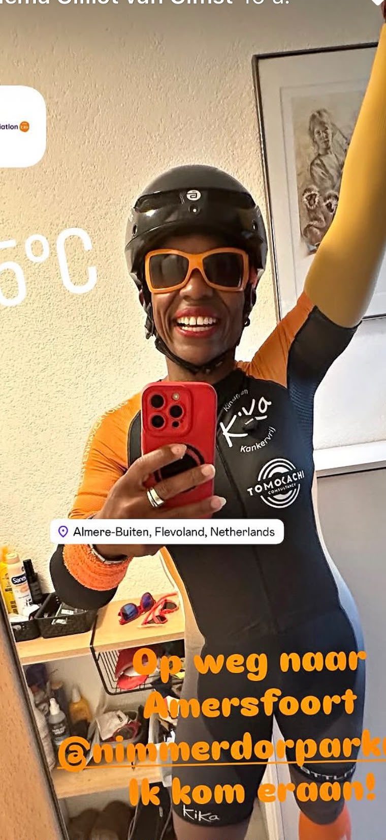 Zulema onderweg naar een triatlon in haar KiKa-pak met het TOMOKACHI Consultancy-logo