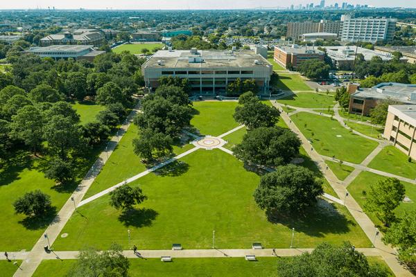Photo of quad on University of New Orleans campus.