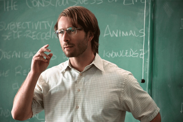 Actor Glen Powell stars as Gary Johnson, a University of New Orleans professor who moonlights as a fake hit man for the New Orleans Police Department.