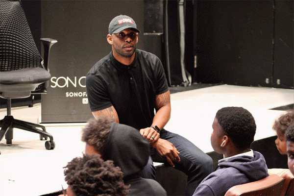 Former New Orleans Saints wide receiver Marques Colston, a research fellow with UNO’s Urban Entrepreneurship and Policy Institute, talks with students during a financial literacy class.