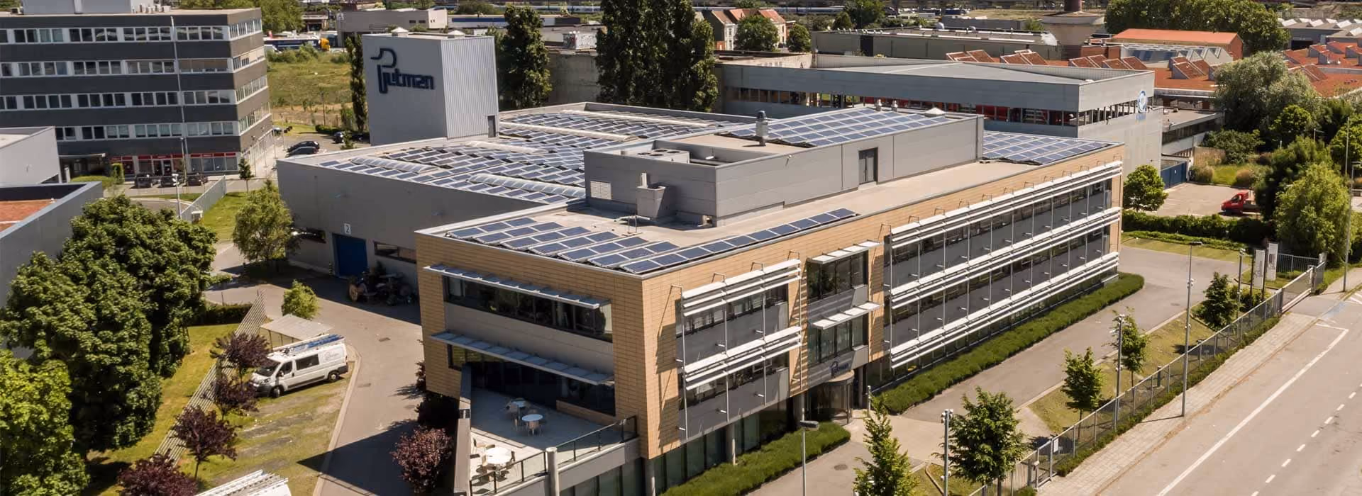 Équipe du Groupe Putman sur le terrain, cliente T-Report