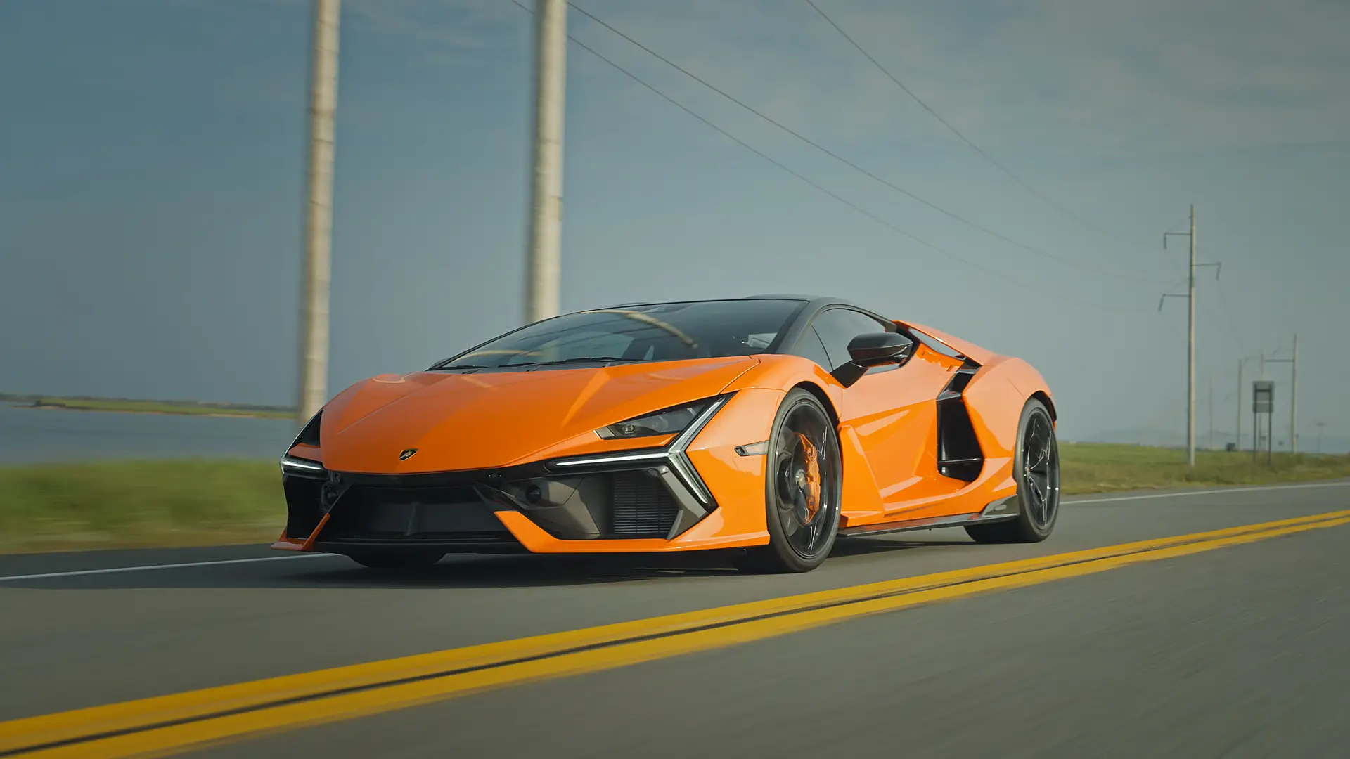 Lamborghini orange roulant sur une route de campagne — vidéo corporative Le meilleur des deux mondes