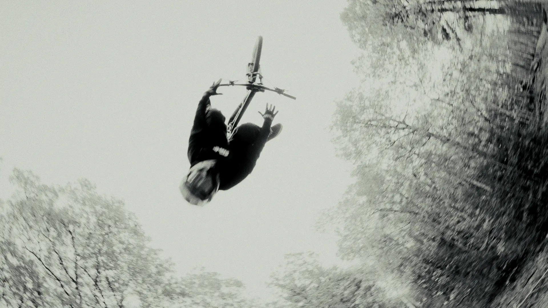 Cycliste tête en bas exécutant un saut périlleux, en noir et blanc — Film & série STOMP Monochrome