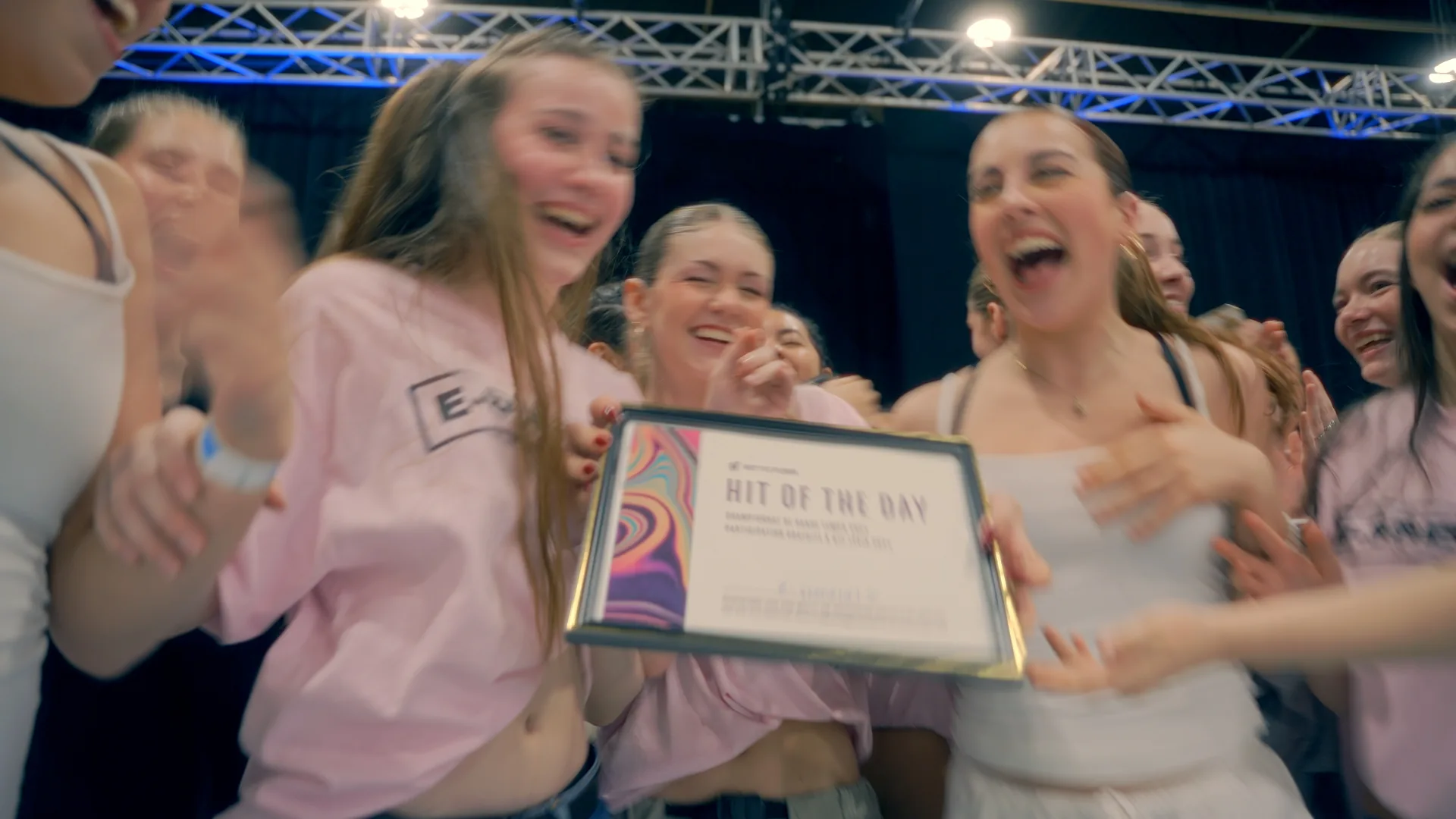 Danseuses en chemises bleues en pleine chorégraphie lors d'une compétition de danse
