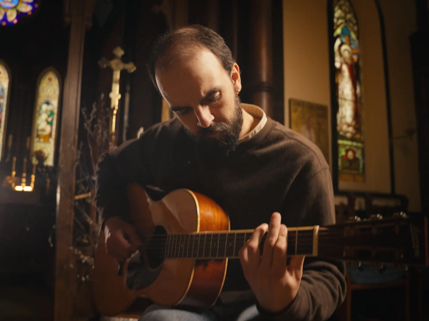 Trio de musiciens à la contrebasse, la guitare et la flûte dans une église aux vitraux — vidéoclip Florets