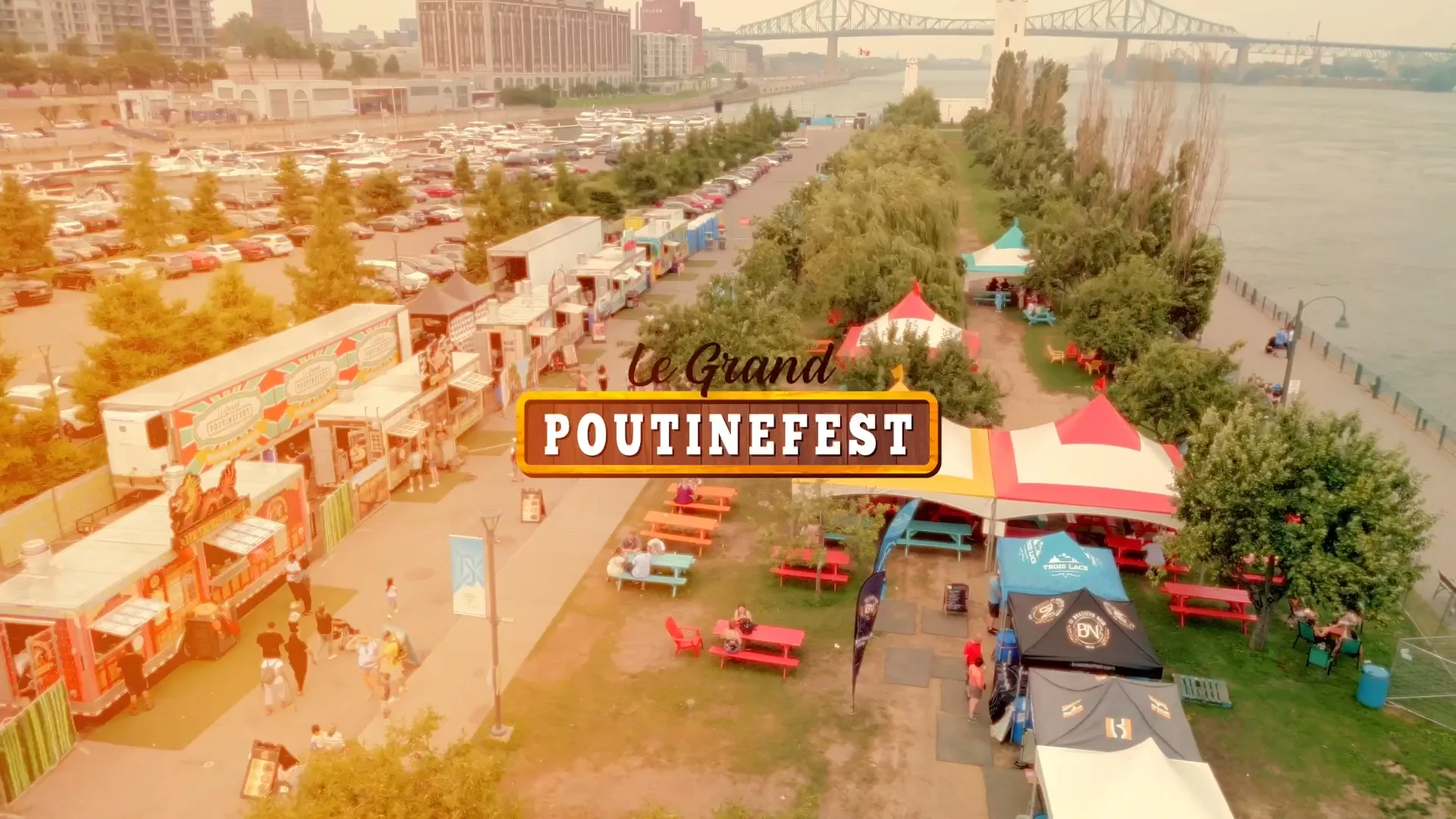 Vue aérienne des camions de rue alignés au bord du fleuve, signature du festival