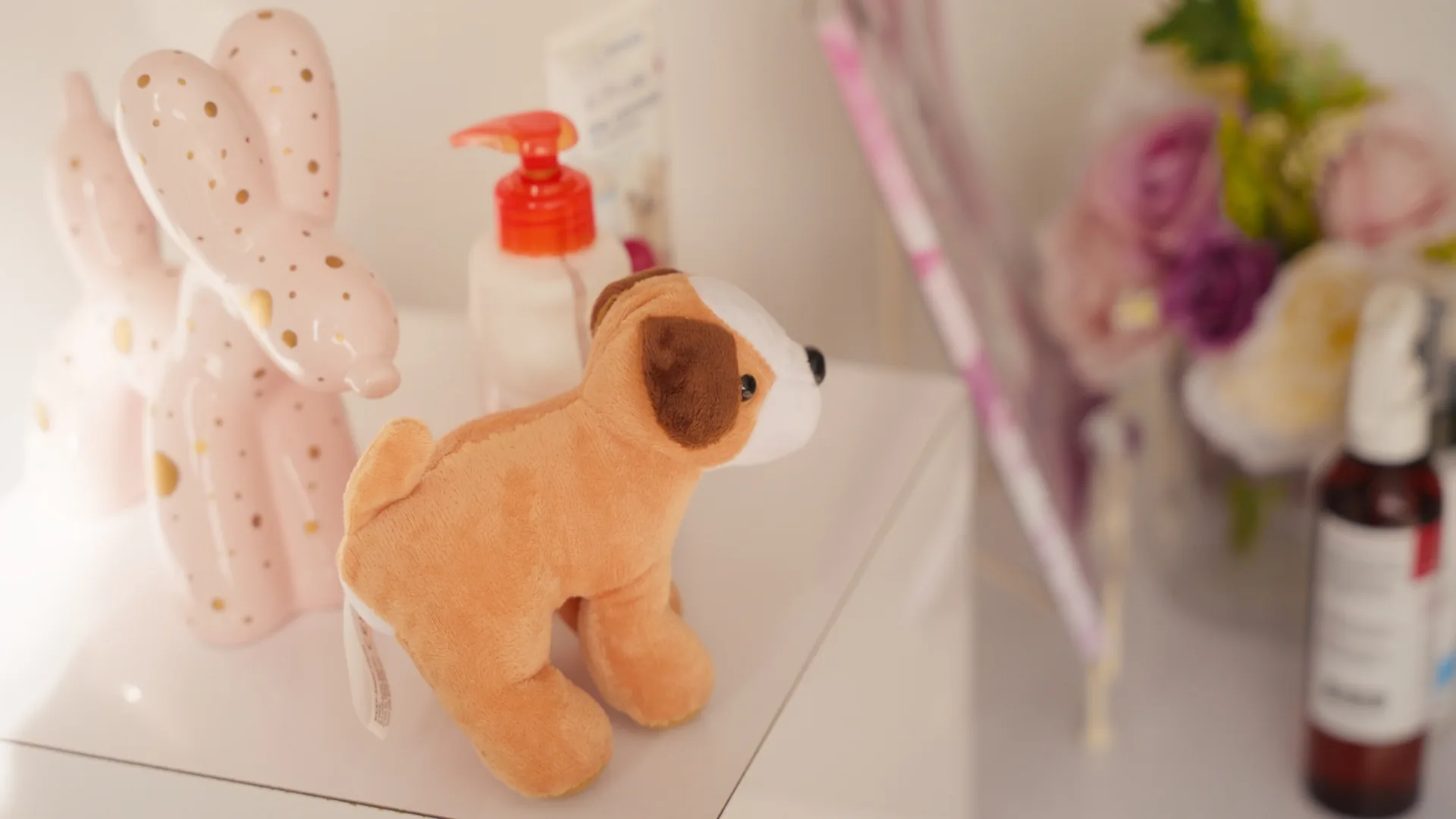 Commerçante souriante assise dans sa boutique, entourée de ses produits et de plantes