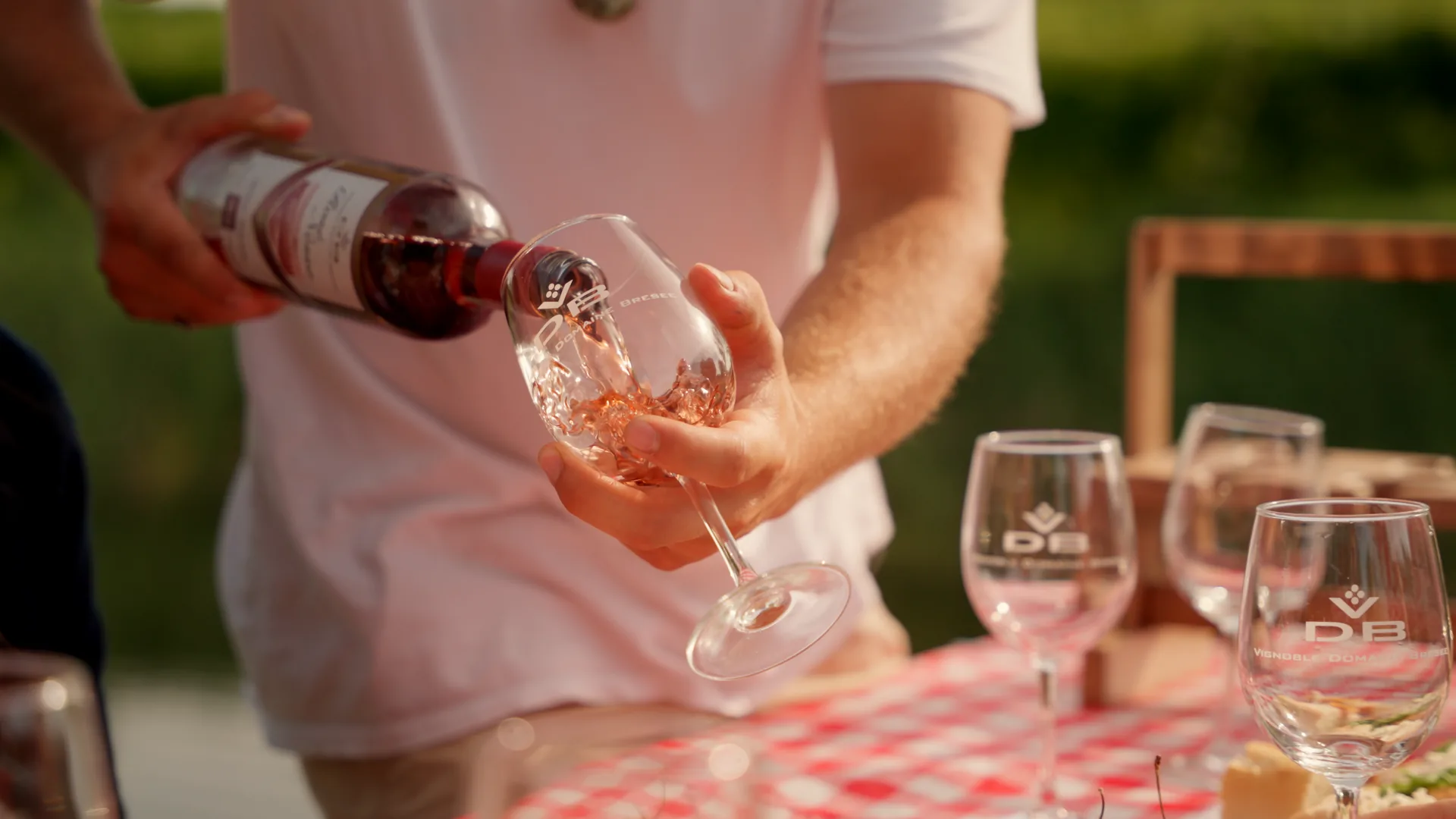Le rosé achevant de remplir le verre lors de la dégustation en terrasse