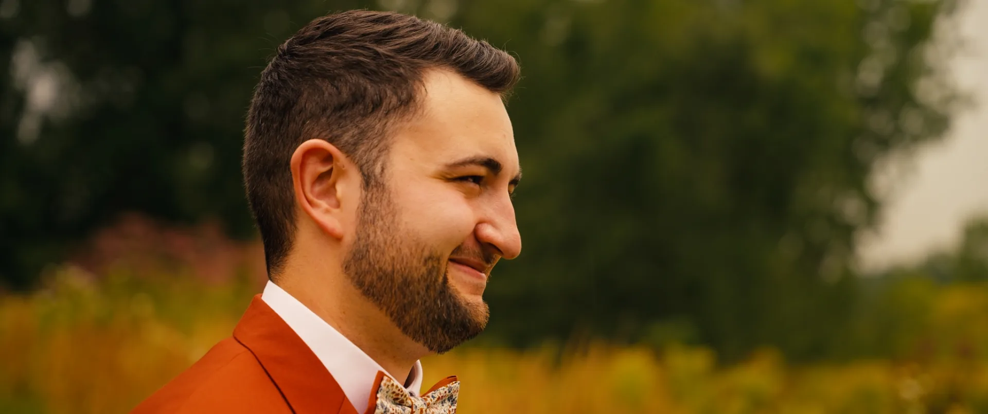 Un marié fait tourner sa mariée en robe blanche dans un jardin verdoyant, film de mariage souvenir