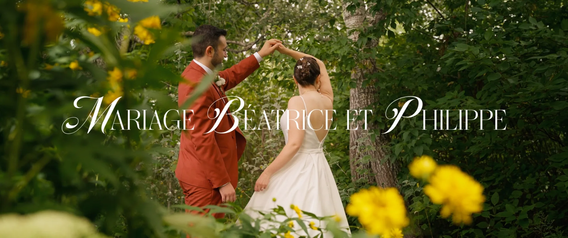 Un marié fait tourner sa mariée en robe blanche dans un jardin verdoyant, film de mariage souvenir