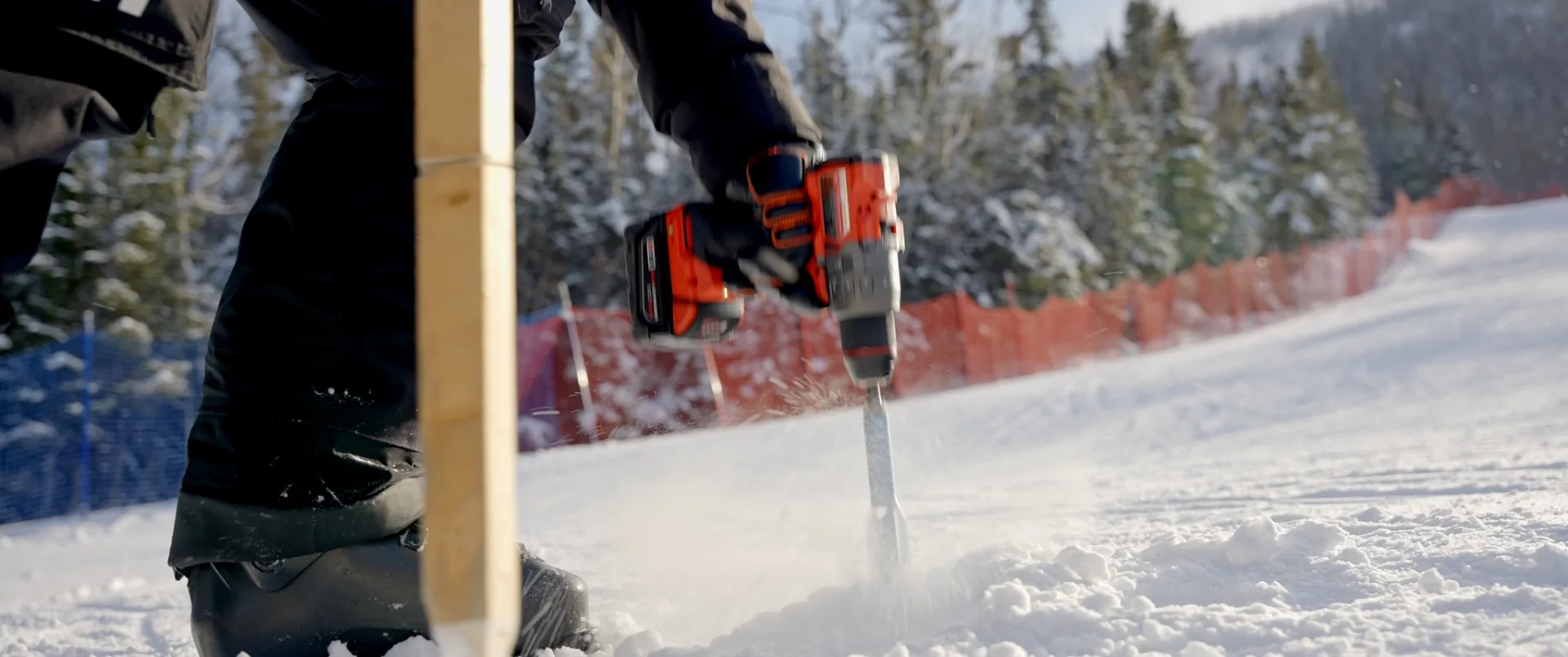Vue aérienne d'une station de ski enneigée au soleil couchant, avec le logo FreeLap en surimpression
