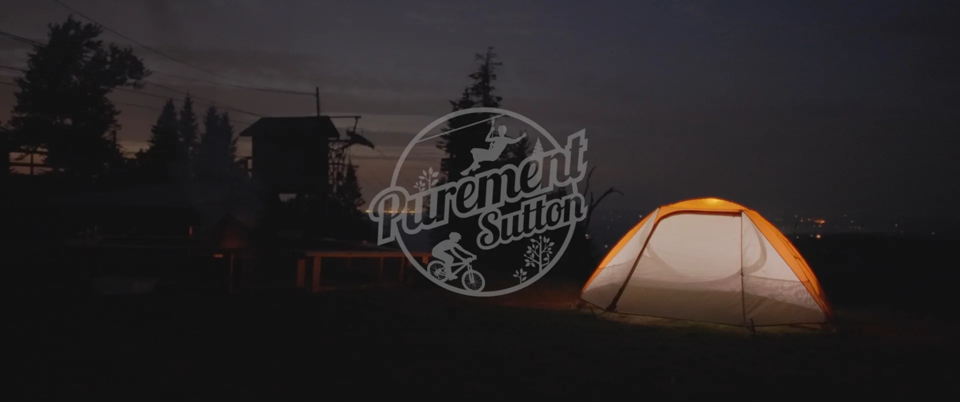 Tente illuminée de l'intérieur à la tombée de la nuit sur le mont Sutton, ambiance plein air estivale