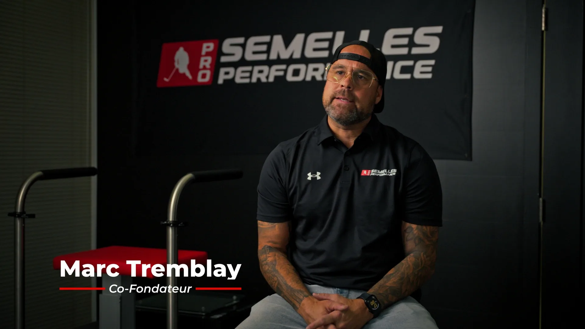 Co-fondateur de Pro Semelles Performance en entrevue devant le logo de la marque, vidéo corporative