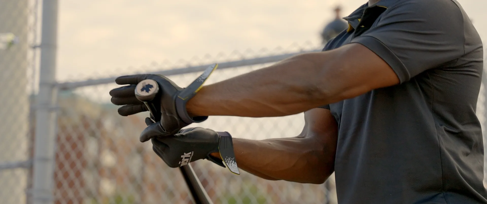 Vue immersive depuis un bâton de baseball, frappeur en plein élan pour un reel publicitaire punché