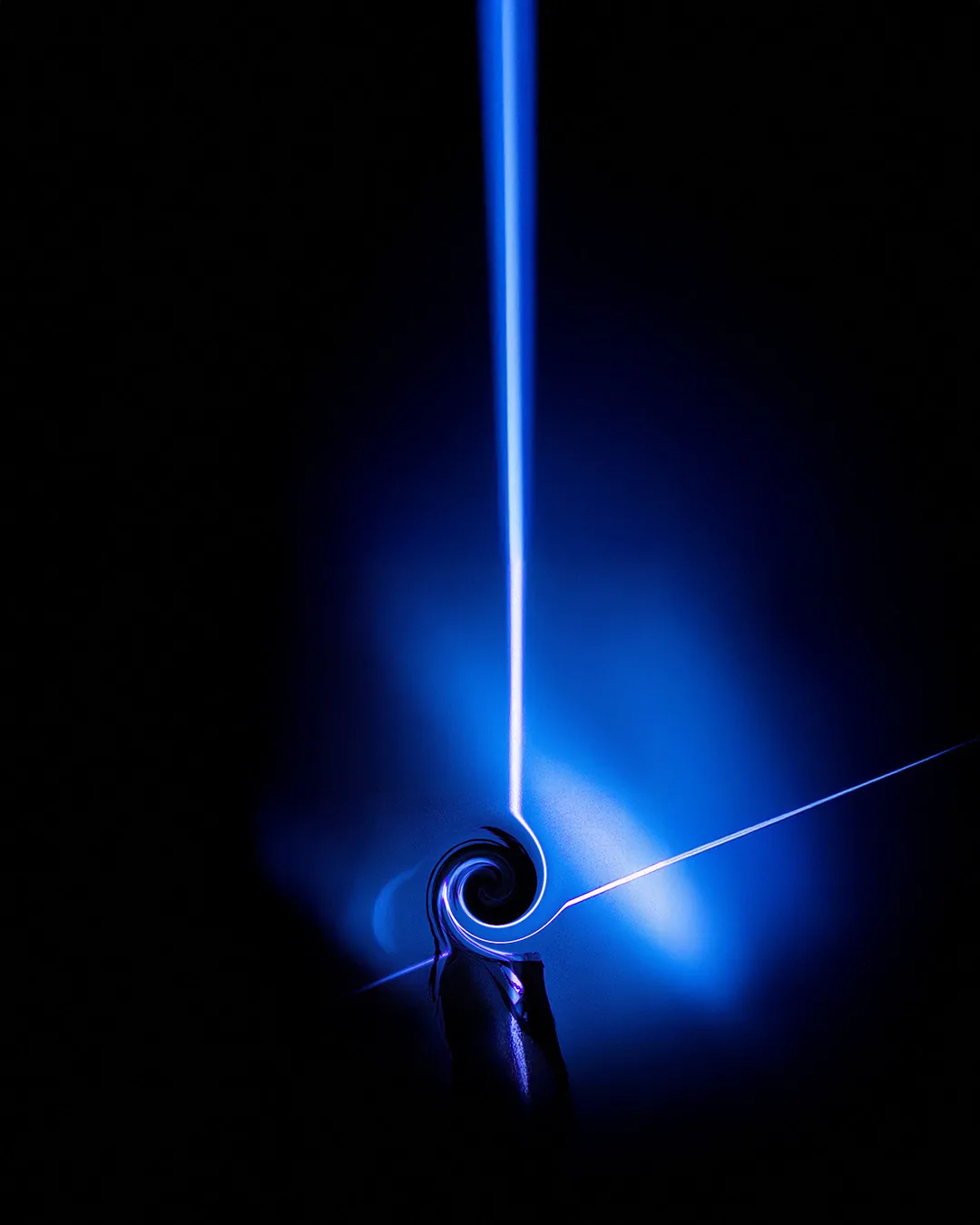 Volute de lumière s'enroulant en spirale dans le noir bleuté