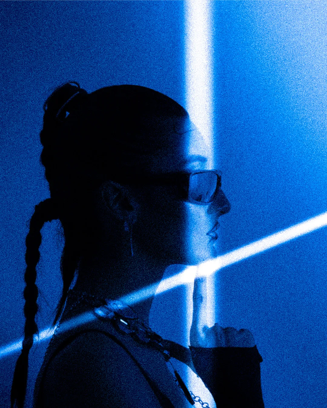 Profil du mannequin coupé par un trait de lumière blanche