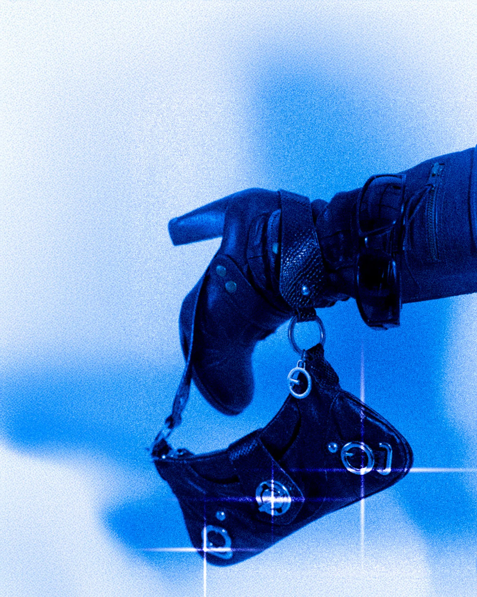 Série photo éditoriale aux codes futuristes, lumière et contrastes travaillés en studio