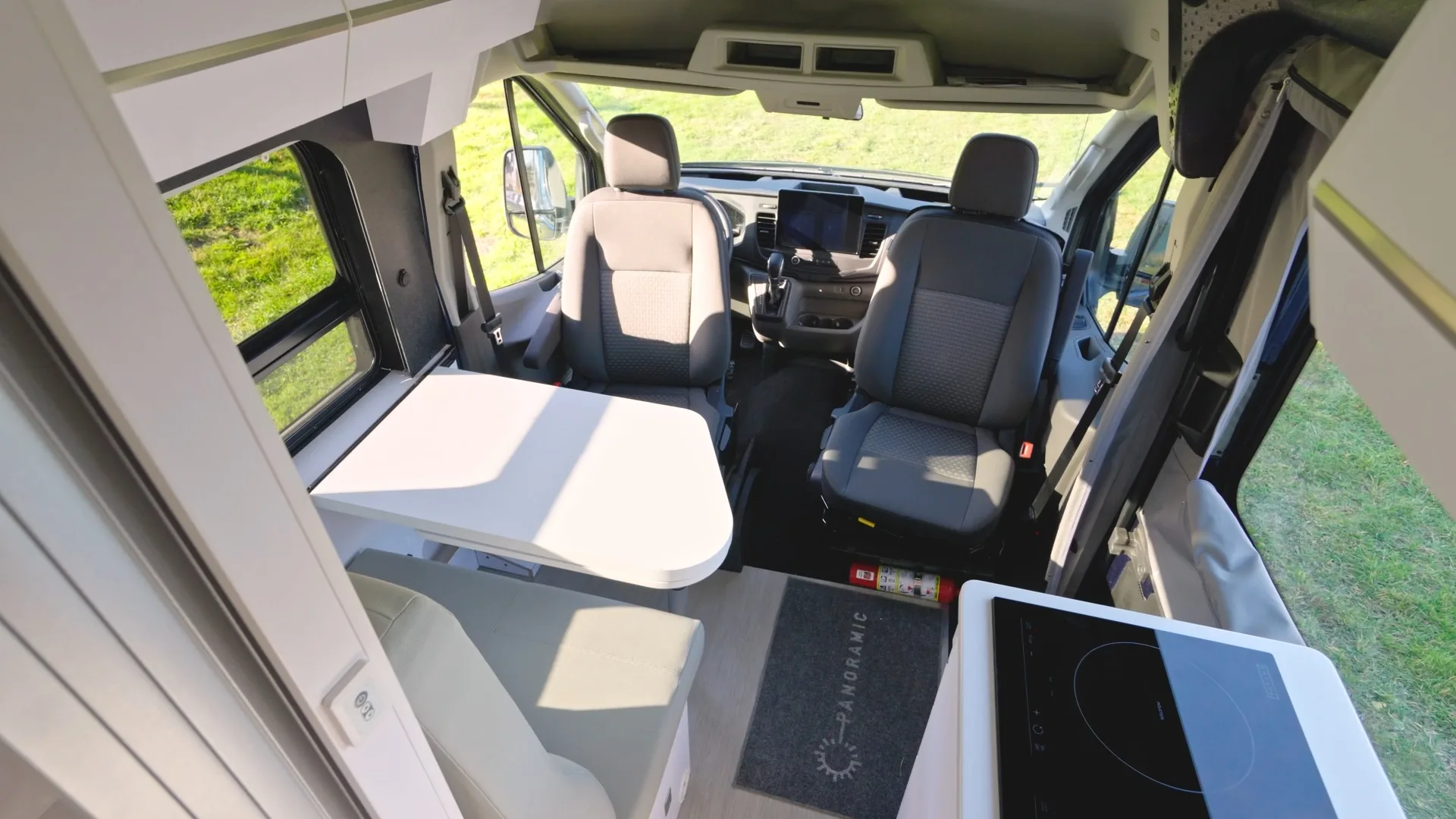 Fondateur devant son véhicule récréatif aménagé dans un décor forestier d'automne