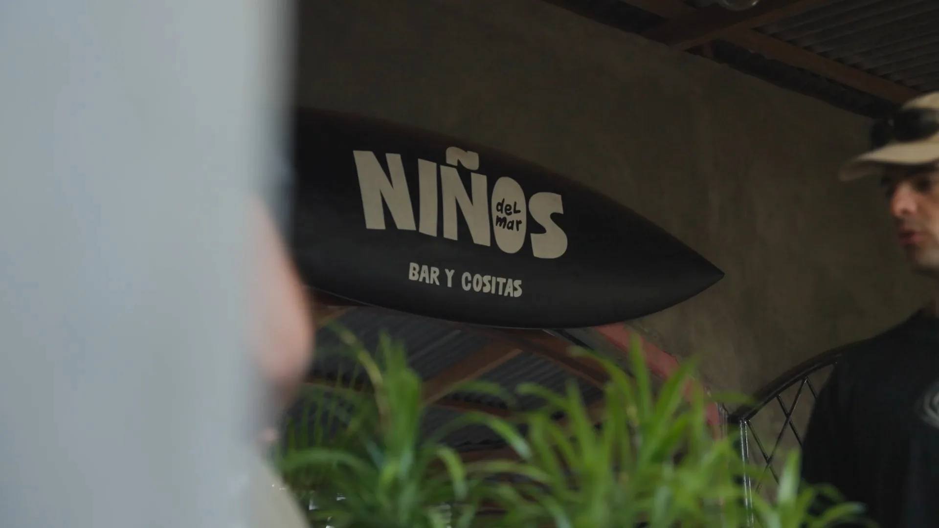 Portrait d'un café-bar au bord de la mer, au cœur d'un village de la côte du Nicaragua