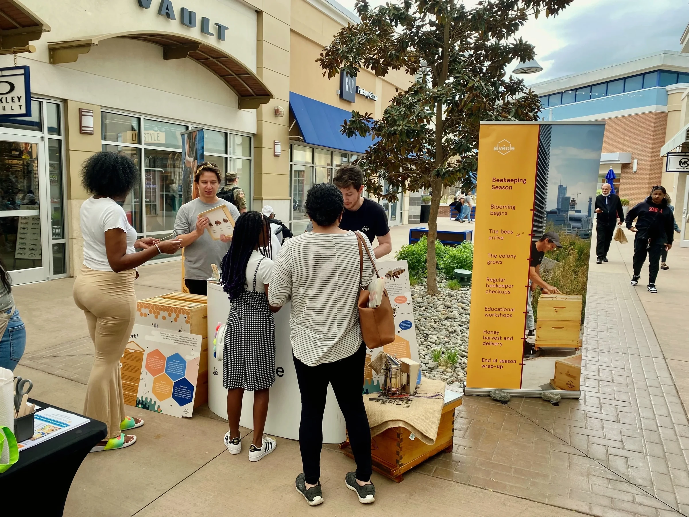 Alvéole workshop with shoppers at Tanger Outlets