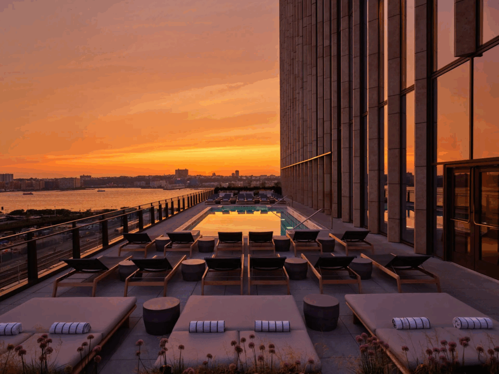La piscine extérieure des installations de remise en forme de Hudson Yards à New York.