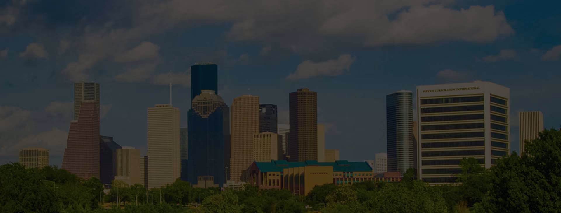 Ligne d'horizon du centre-ville de Houston avec la canopée d'arbres au premier plan