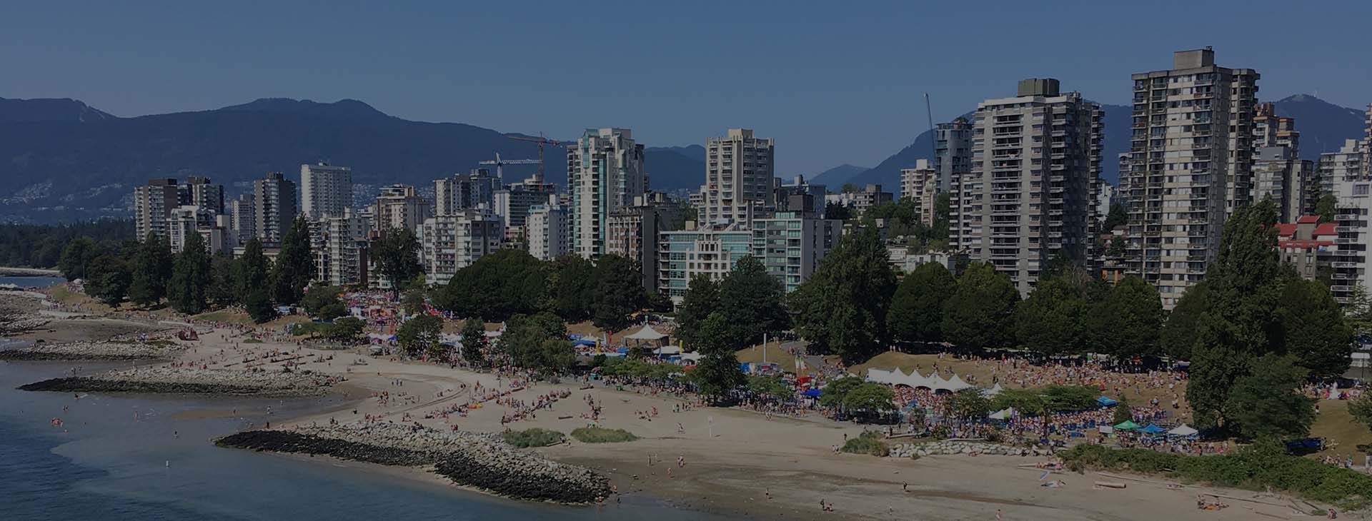 Vue aérienne de la ligne d'horizon et du front de mer de Vancouver, avec les montagnes en arrière-plan