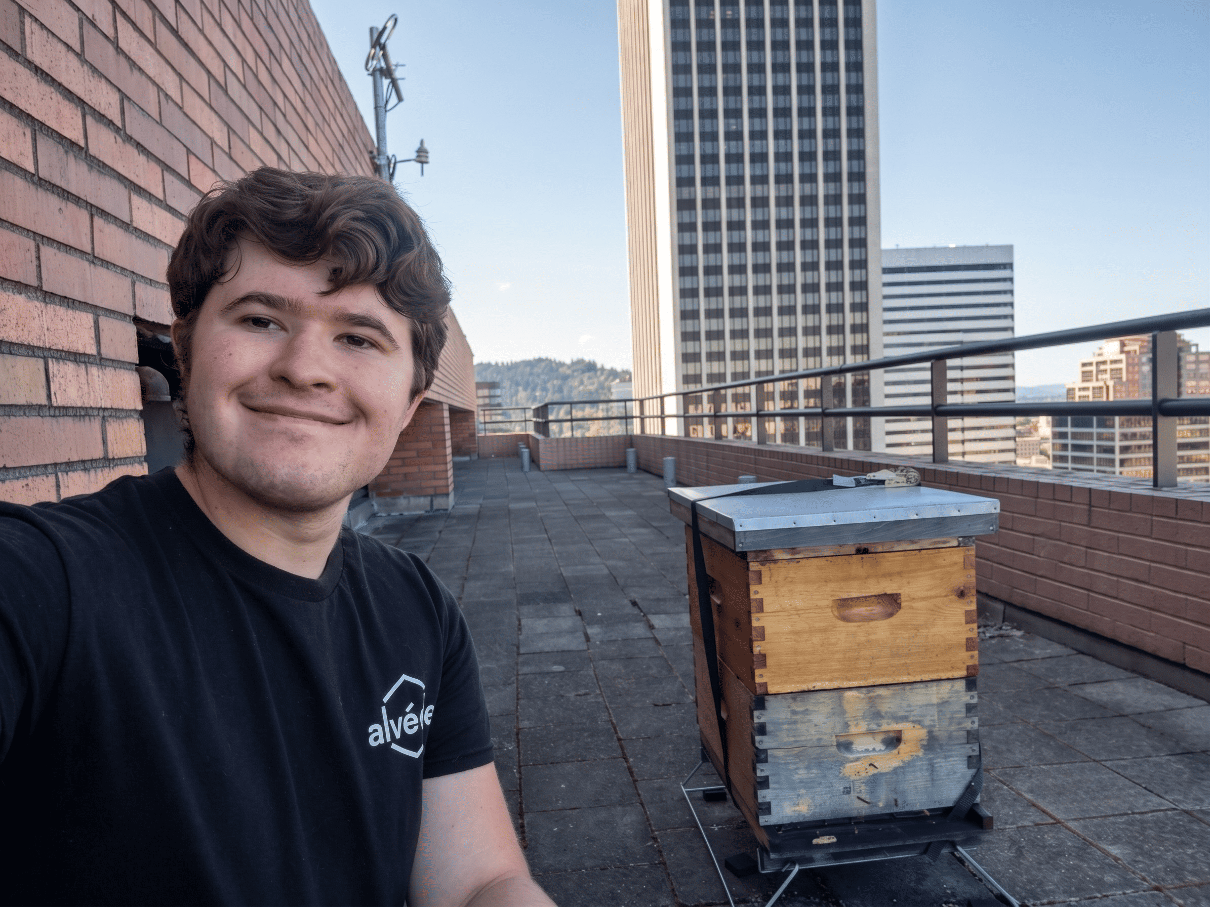 Apiculteur ou apicultrice Alvéole inspectant la ruche de la KOIN Tower à Portland