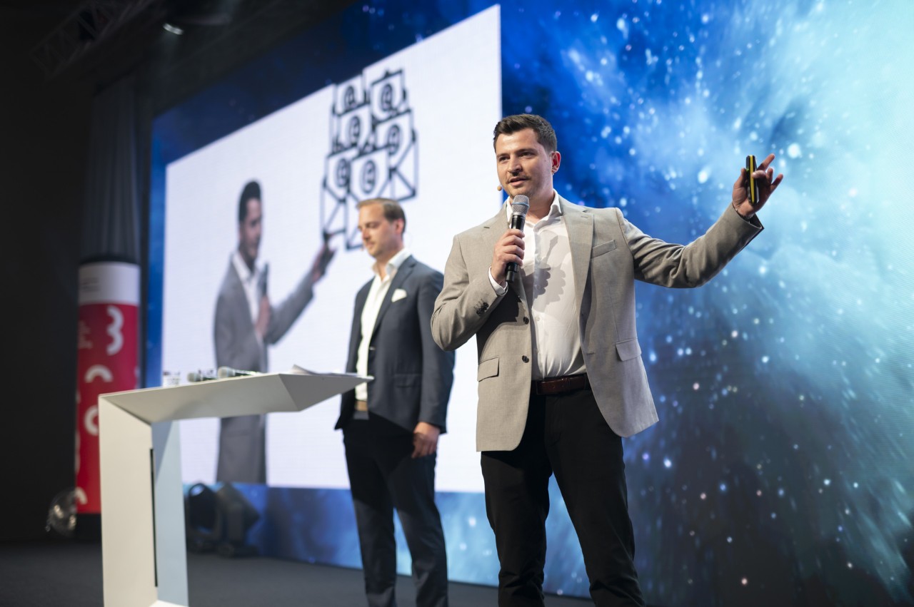 Leuart Isufi und Gordian Fraydenegg auf der Bühne beim Staatspreis Marketing 2026