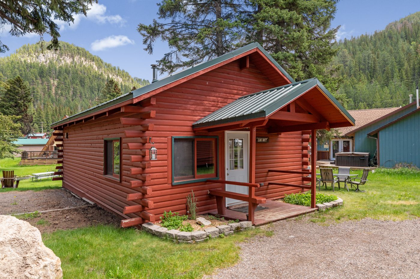 Log Hut Cabin exterior in Spearfish Canyon