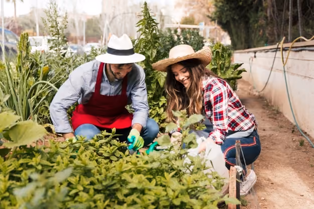 Photo de deux personnes qui font du jardinage - Article comment motiver l'autre à être écolo - Panache