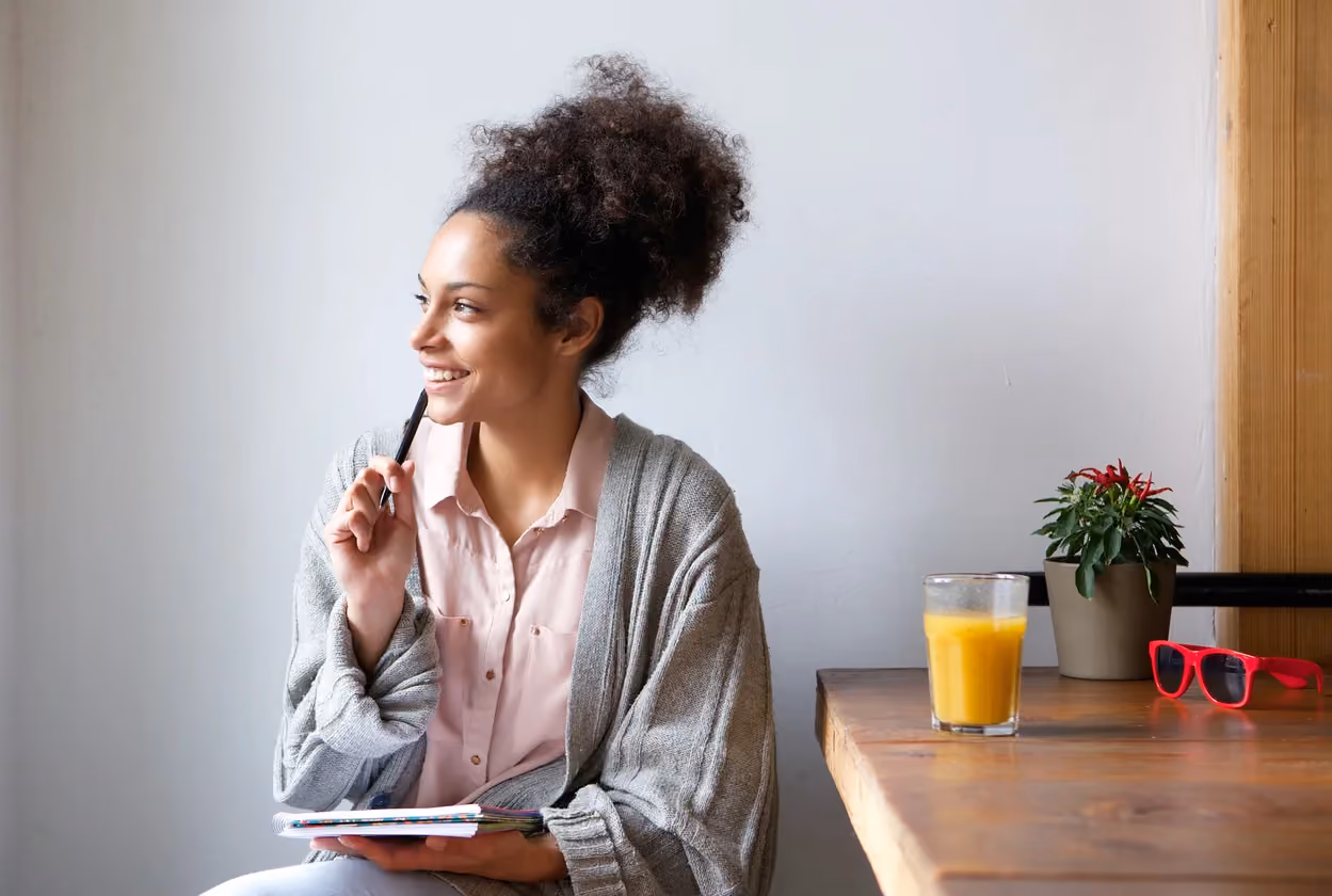 Image d'une personne qui réfléchit pour son appel à projet - Article La Ruche x Panache