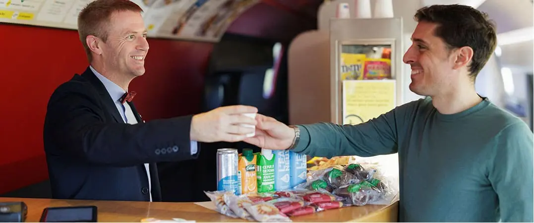 Image du bar SNCf avec une personne qui achète quelque chose faisant référence au profil d'acheteur de la méthode GRIPS de Panache