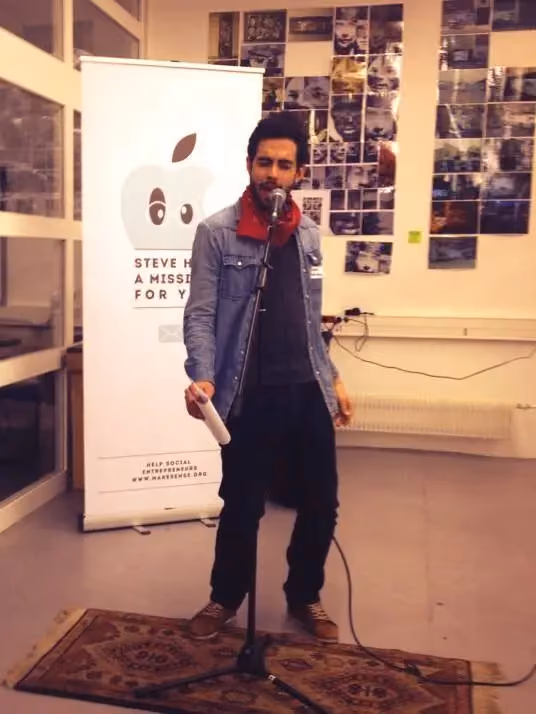 Julien De Sousa fondateur de panache qui réalise un discours lors de son expérience chez Makesense