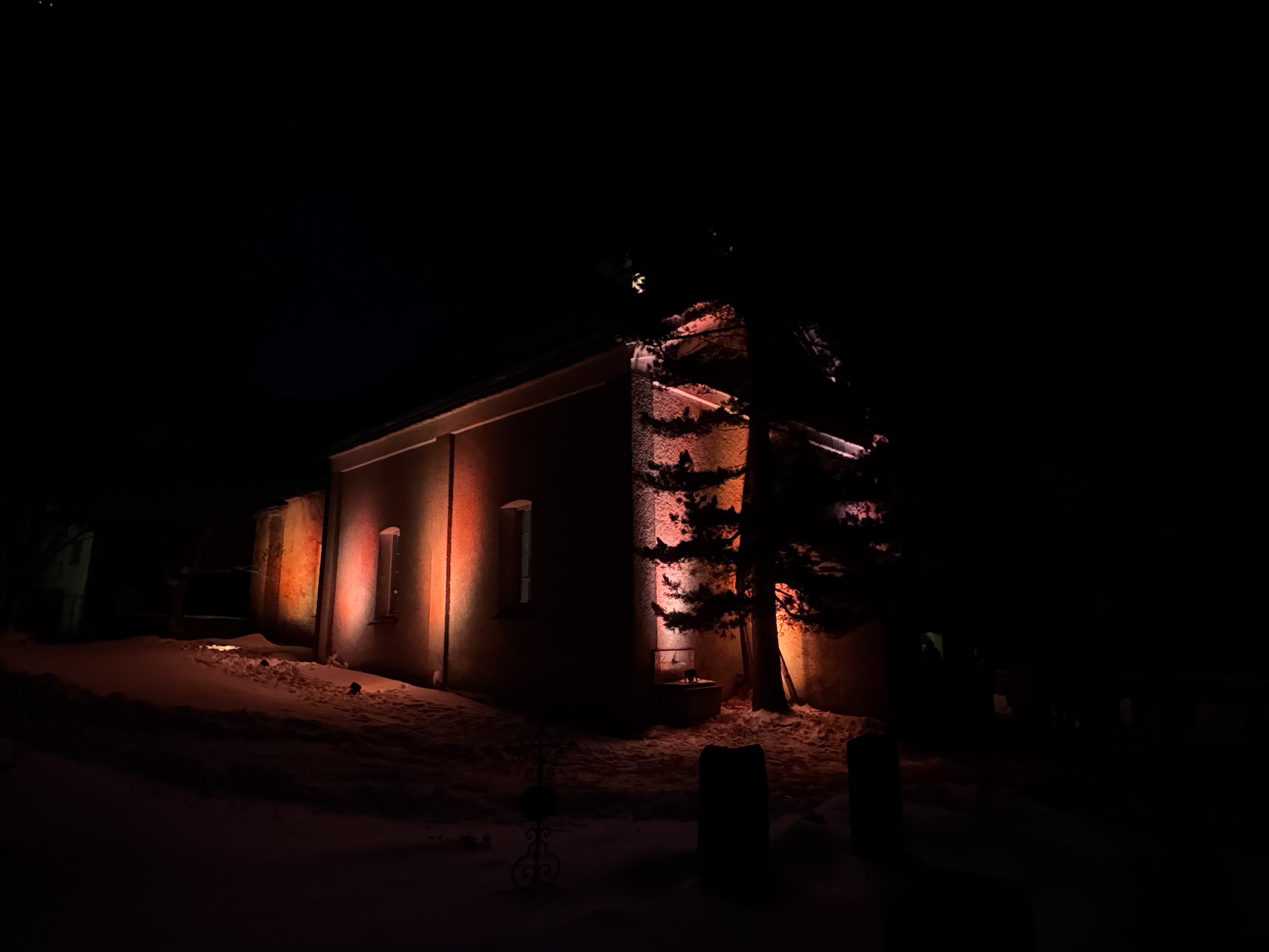 Die reformierte Kirche in Hinterrhein beleuchtet bei Nacht