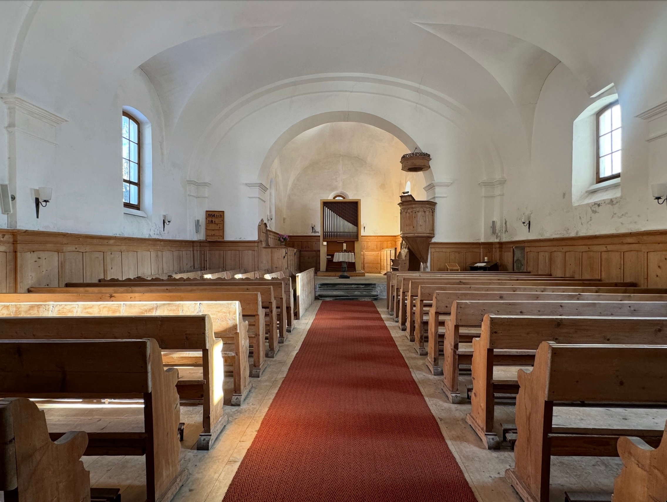 Die leere reformierte Kirche in Hinterrhein