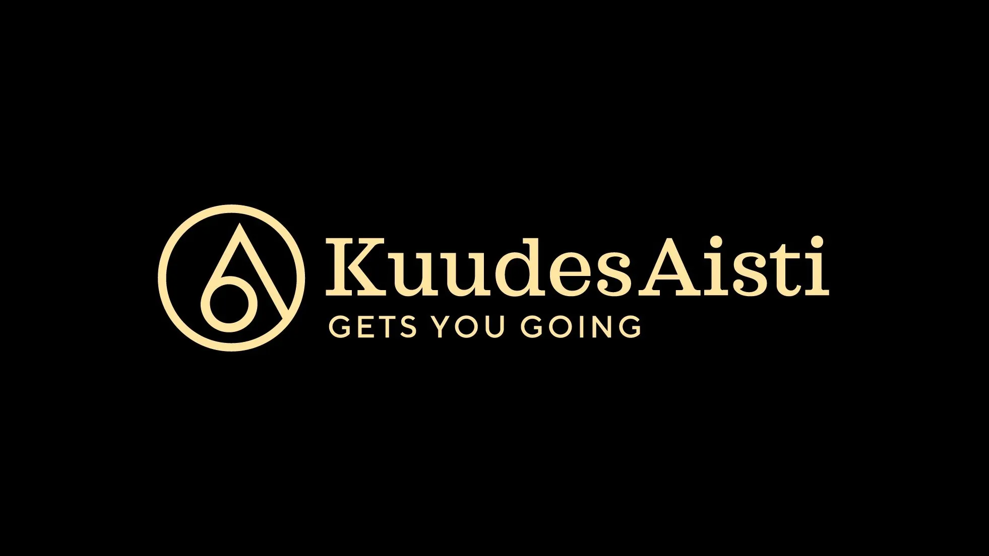 Mustalla taustalla on kultainen logo ja teksti. Vasemmalla on ympyränmuotoinen logo, jossa on tyylitelty numero kuusi ja kirjain A. Oikealla lukee isolla pääteviivallisella fontilla "KuudesAisti". Sen alla on pienemmällä pääteviivattomalla fontilla teksti "GETS YOU GOING".