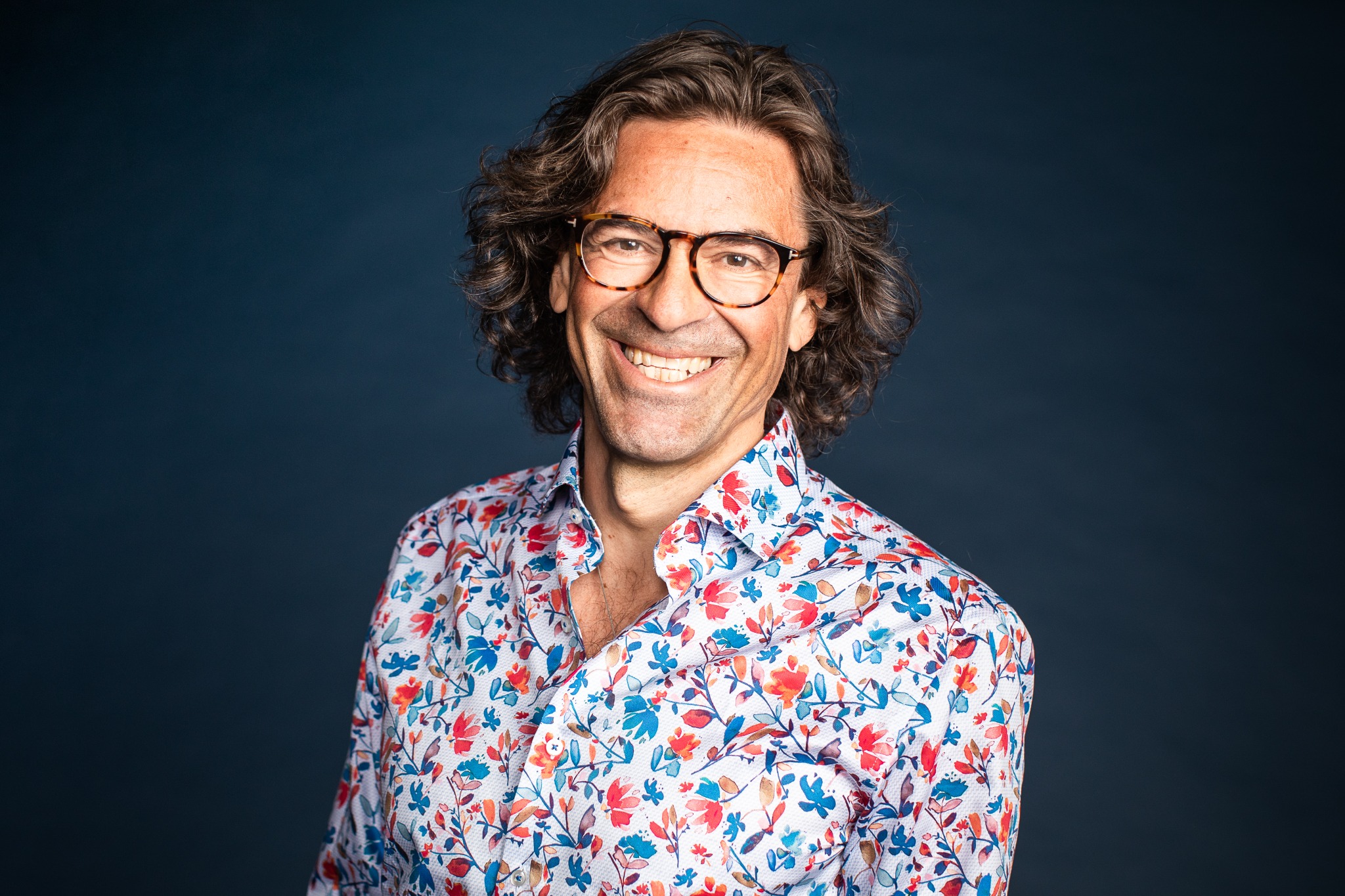 Mika ”Luigi” Järvinen hymyilee värikkäässä kukkapaidassa.