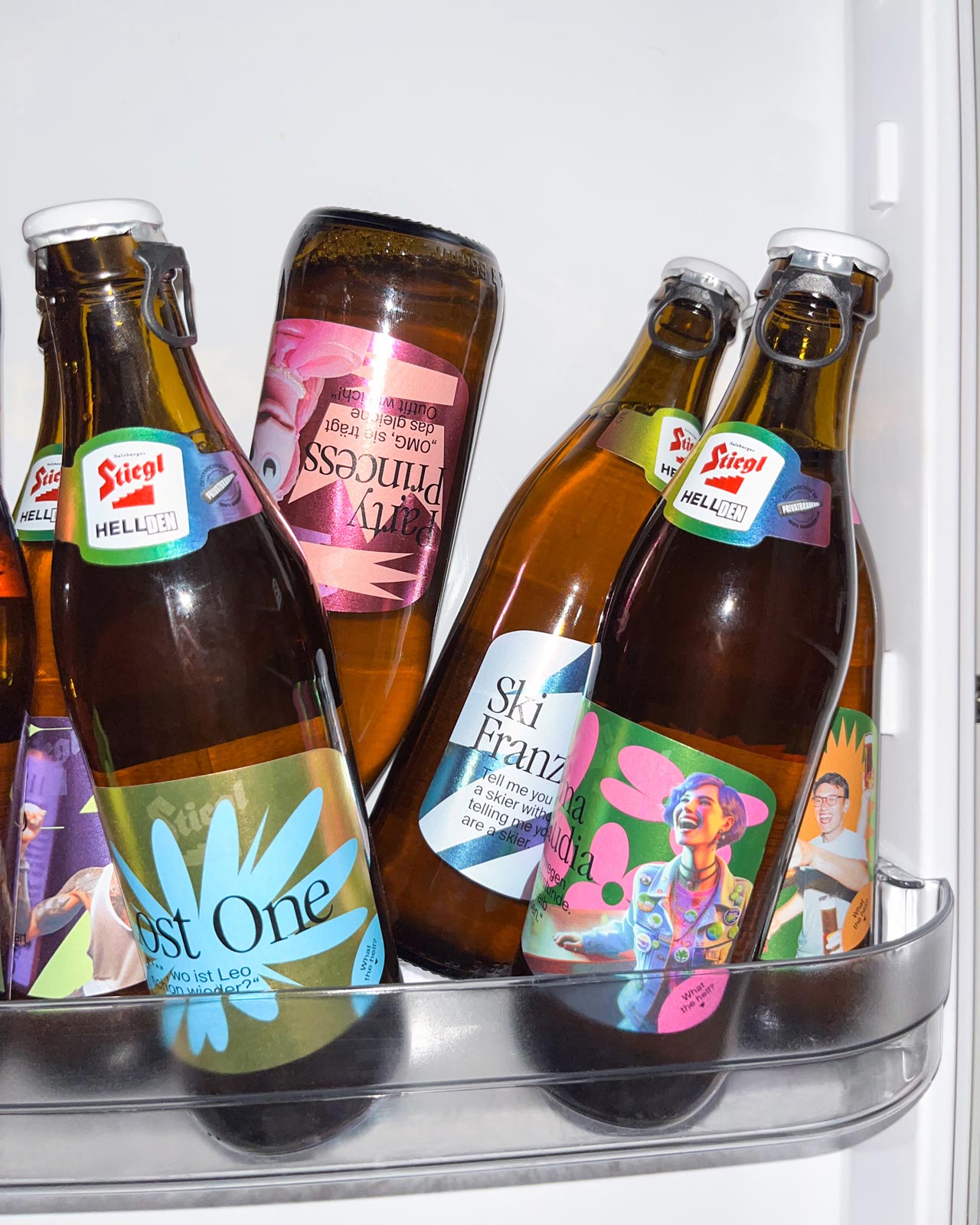 Nahaufnahme der illustrierten Stiegl-Bieretiketten in einer Kühlschranktür