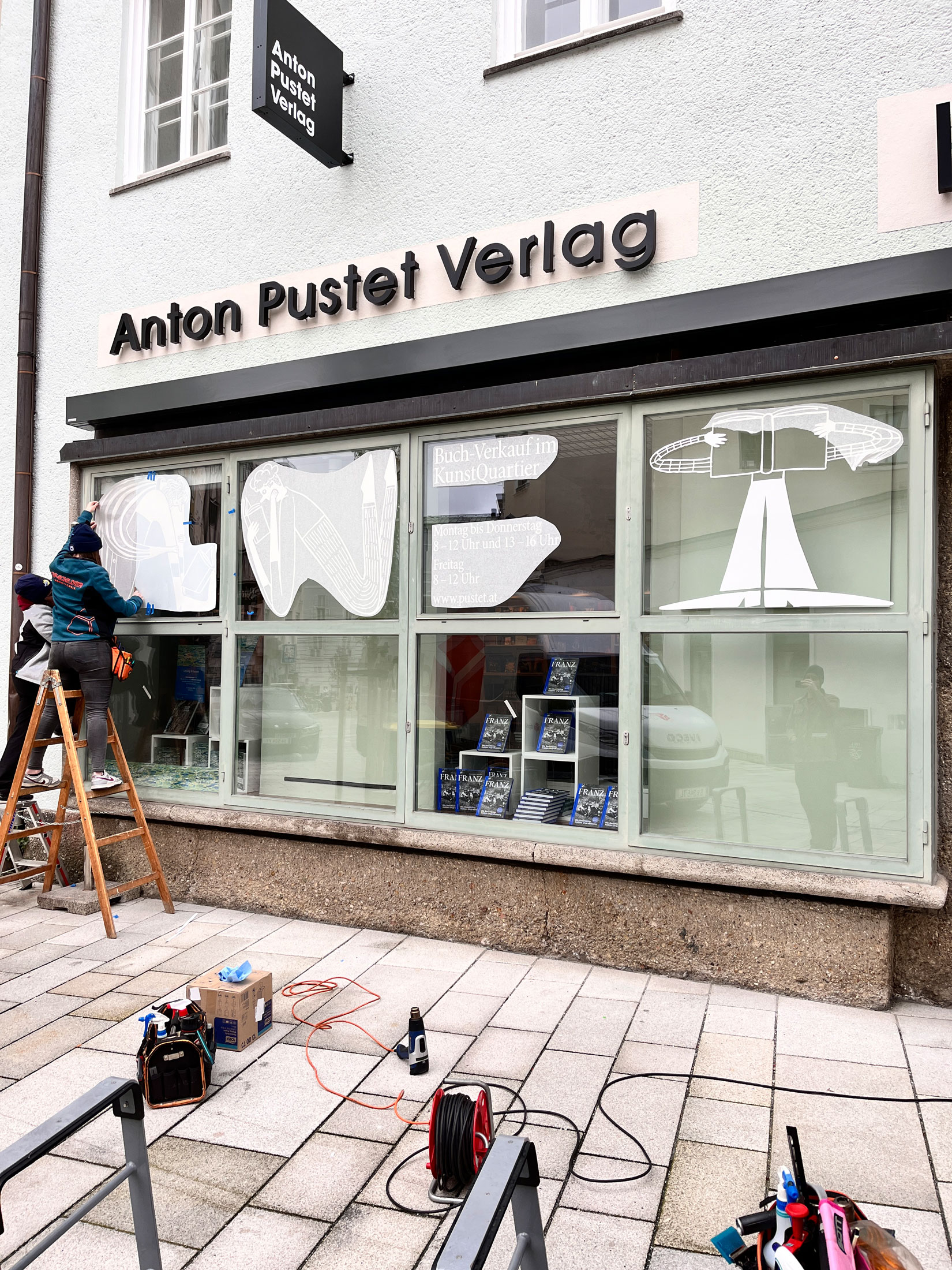 Window lettering and illustrations at the Anton Pustet Verlag entrance