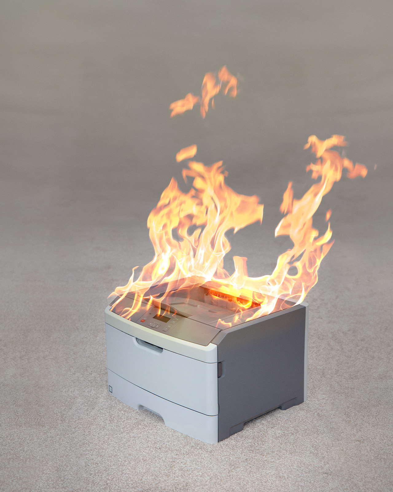 Brennender Bürodrucker als Bildmotiv der Druckerei-Kampagne
