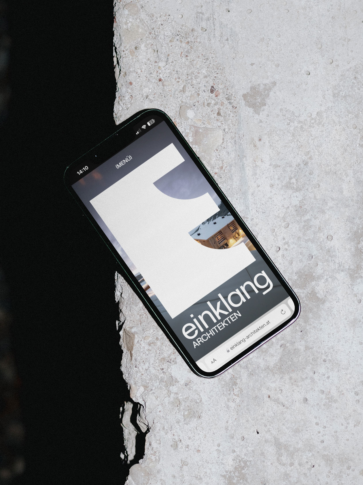 Einklang website on a smartphone resting on concrete
