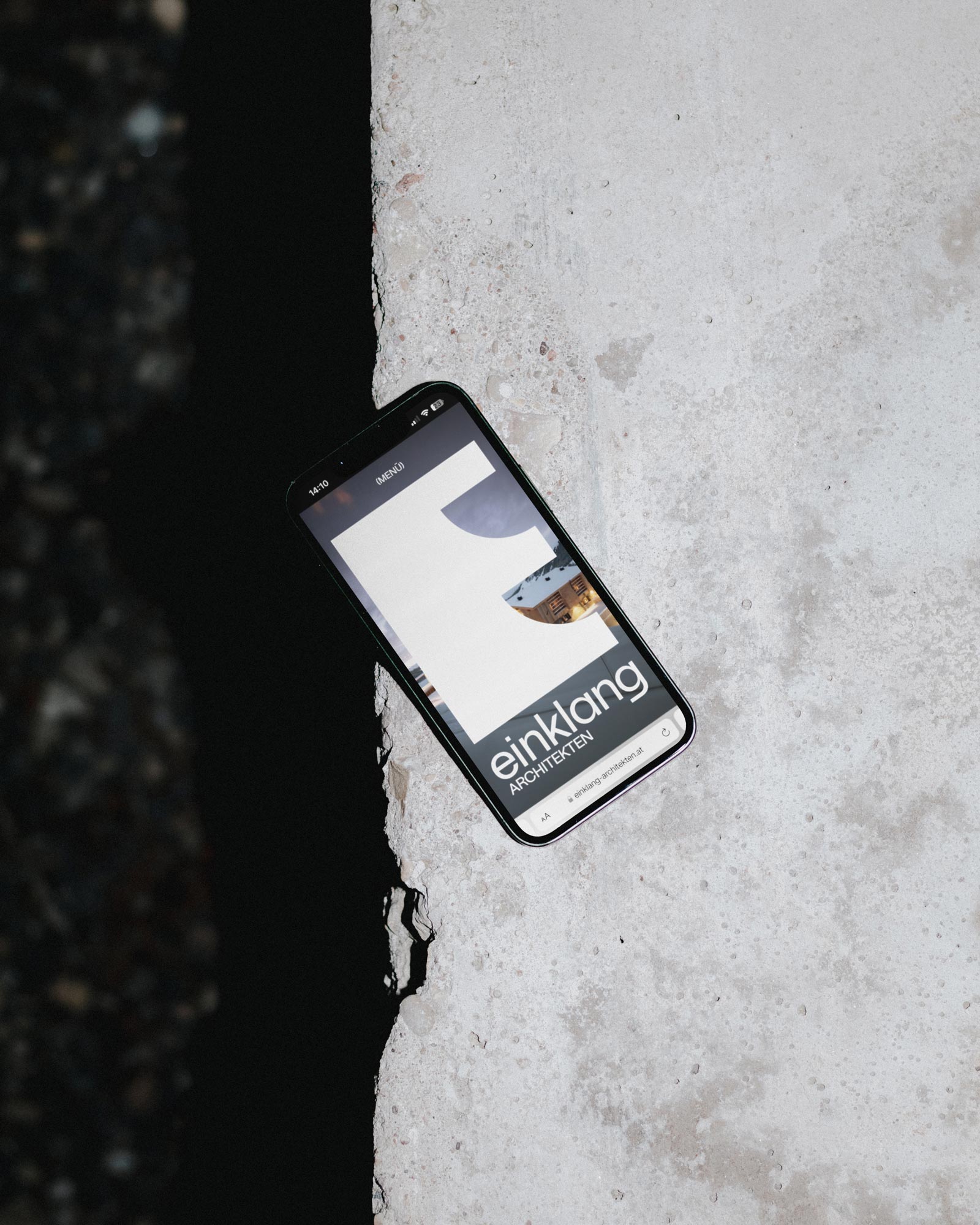 Mobile Einklang website on a smartphone in light and shadow