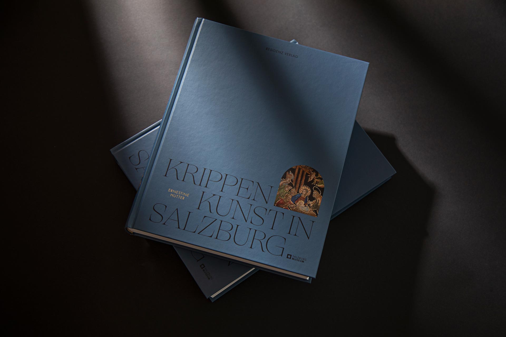 Dark blue cover of the book Krippenkunst in Salzburg