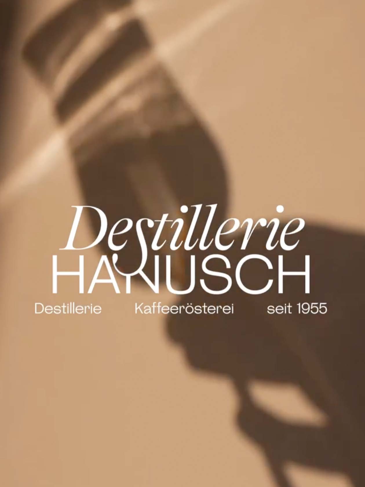 Destillerie Hanusch logo on a copper-coloured background