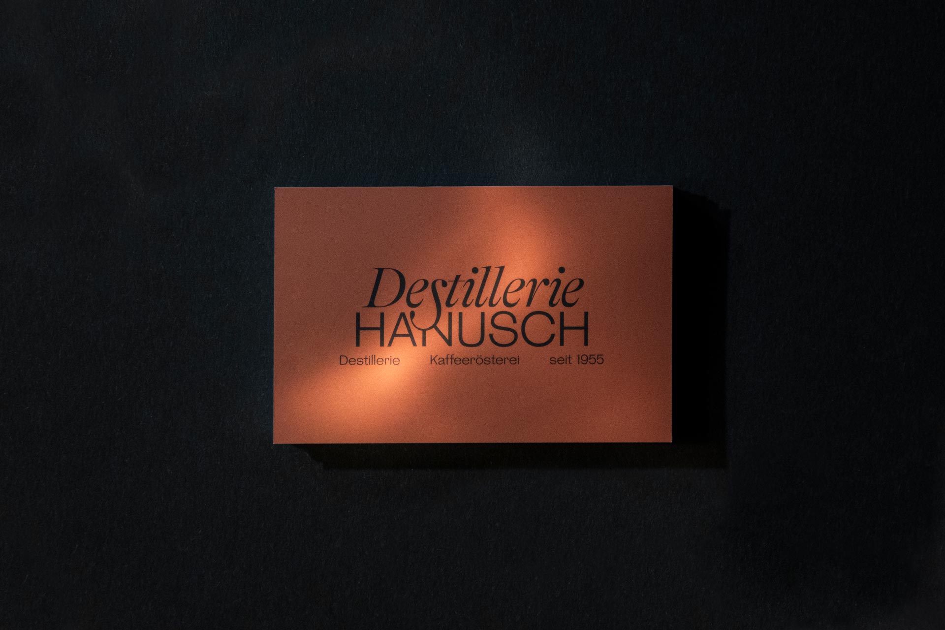 Copper-coloured card with black Destillerie Hanusch lettering