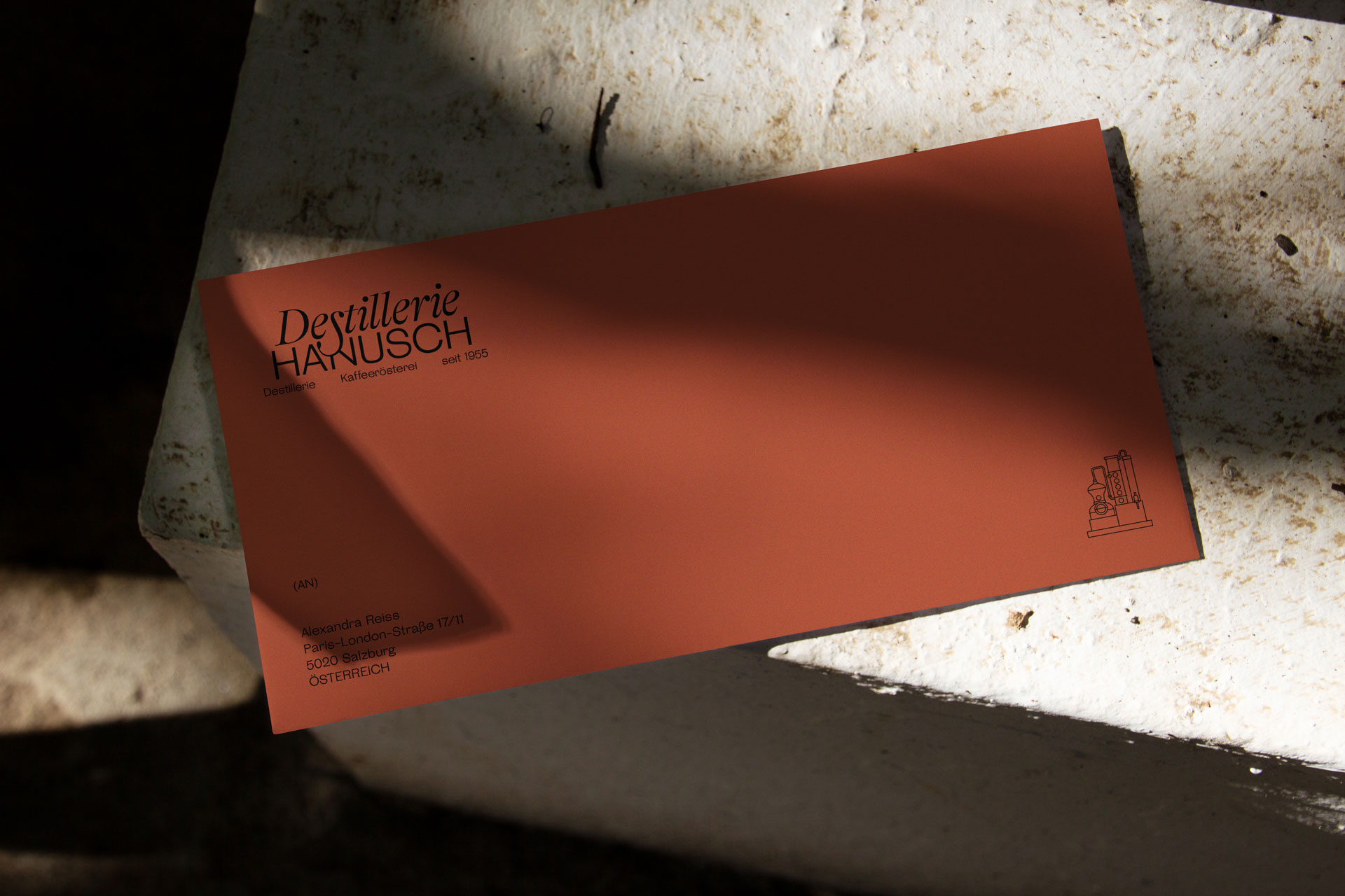 Copper-coloured packaging with the Destillerie Hanusch wordmark