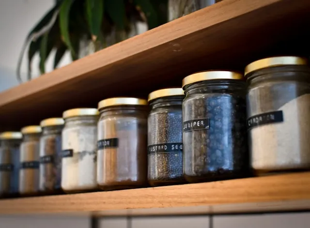 Milou de Jong's georganiseerde keuken met labels en glazen potten