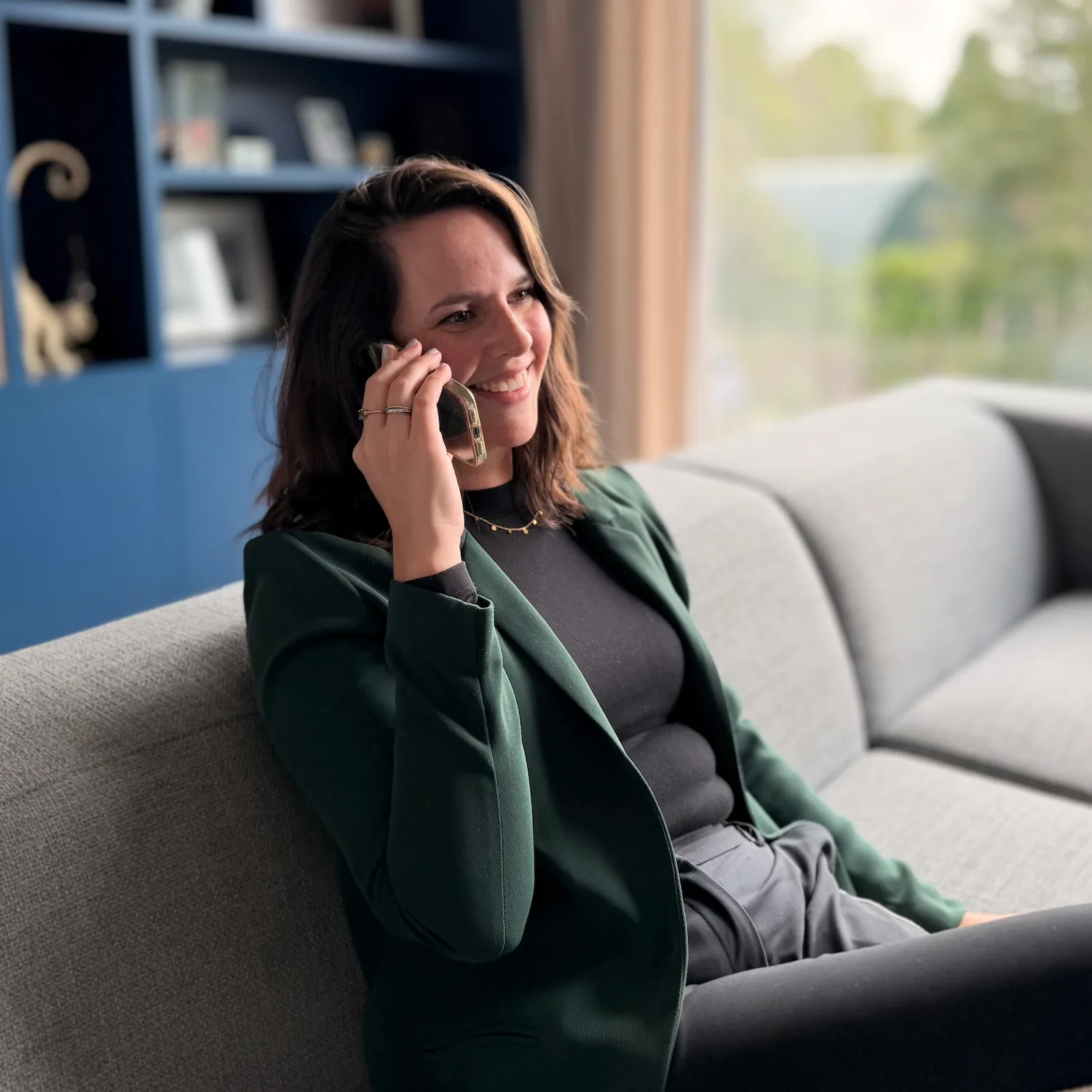 Milou de Jong aan het bellen op de bank, tijdens haar werk als website growth specialist